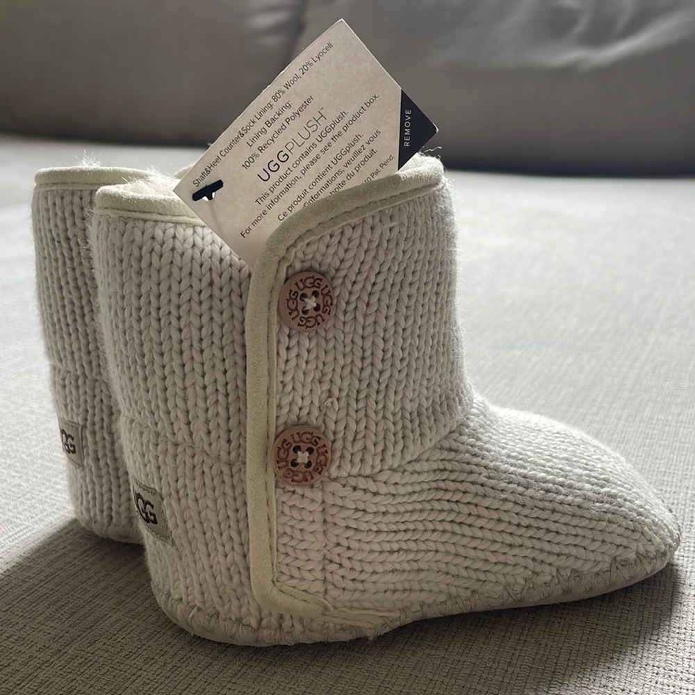 Beautiful cream colored UGG NWT infant size 4/5.